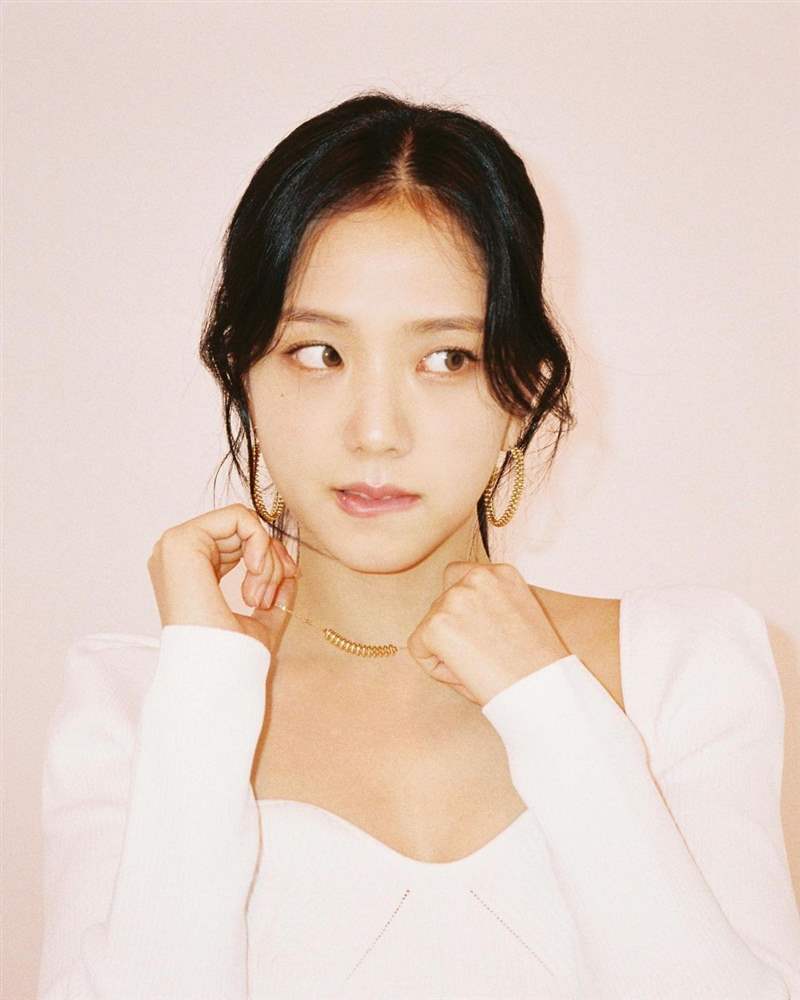 Jisoo私服珠寶手表造型特搜！「卡地亞Tank表、LOVE戒指」打造都會(huì)個(gè)性范本-復(fù)刻表