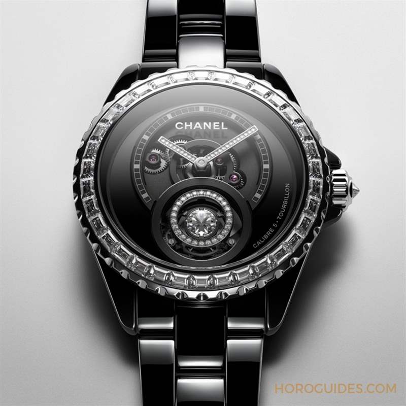 因為香奈兒CHANEL第五枚自制機芯Caliber 5，陀飛輪的運行開始發(fā)光｜J12鉆石陀飛輪腕表-復(fù)刻表