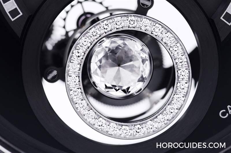 因為香奈兒CHANEL第五枚自制機芯Caliber 5，陀飛輪的運行開始發(fā)光｜J12鉆石陀飛輪腕表-復(fù)刻表