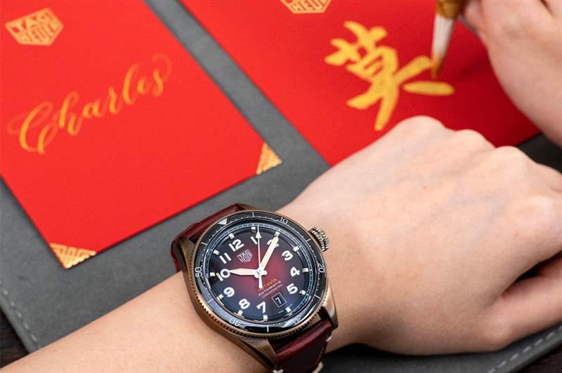泰格豪雅TAG Heuer送上新春驚喜！推出Autavia特別版紅色腕表及個(gè)人專屬利是封-復(fù)刻表