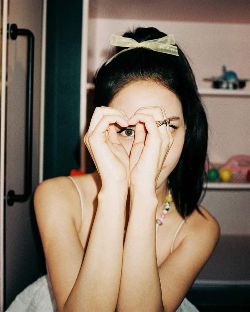 Jisoo私服珠寶手表造型特搜！「卡地亞Tank表、LOVE戒指」打造都會(huì)個(gè)性范本-復(fù)刻表