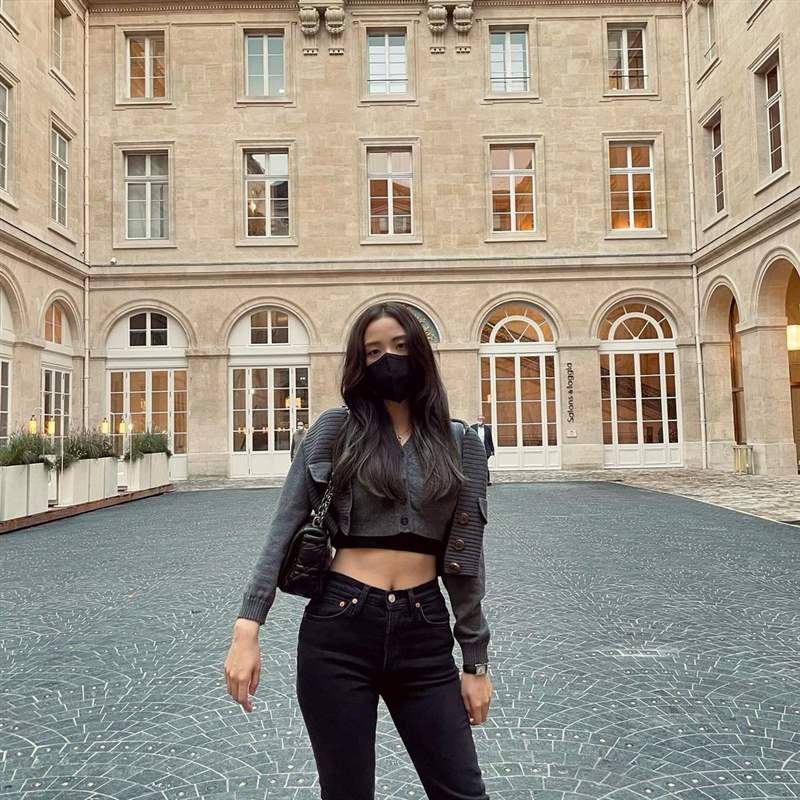 Jisoo私服珠寶手表造型特搜！「卡地亞Tank表、LOVE戒指」打造都會(huì)個(gè)性范本-復(fù)刻表