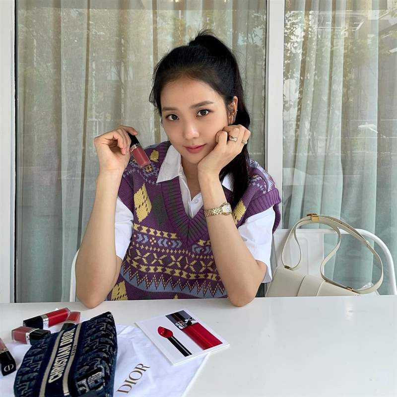 Jisoo私服珠寶手表造型特搜！「卡地亞Tank表、LOVE戒指」打造都會(huì)個(gè)性范本-復(fù)刻表