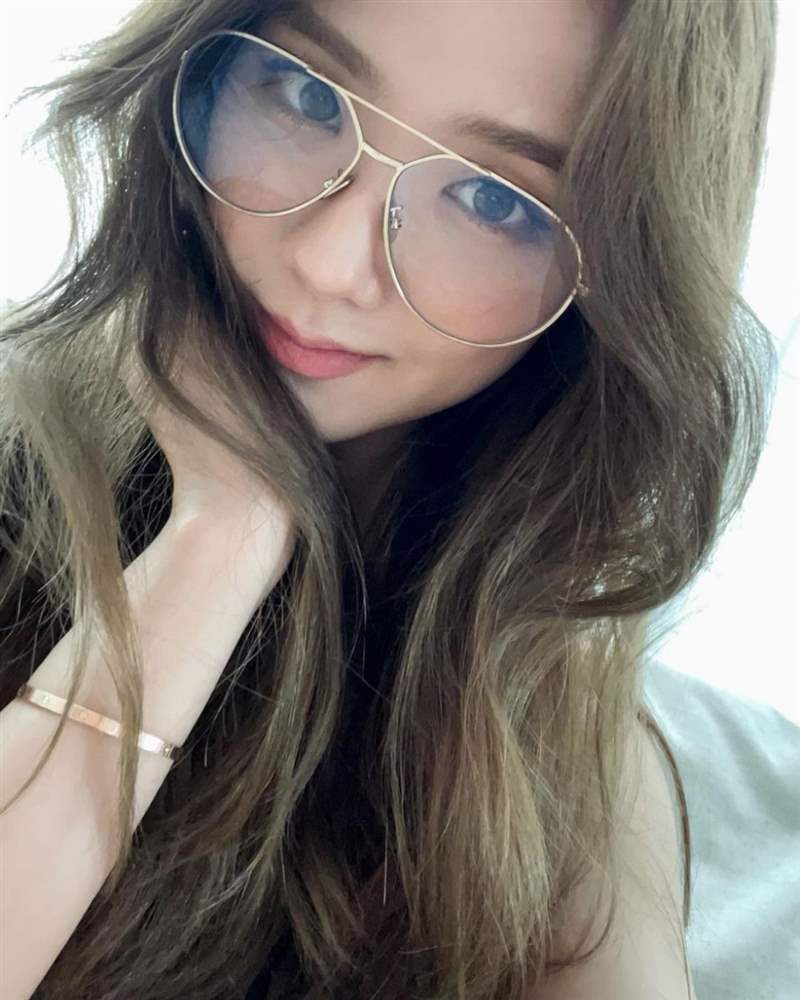 Jisoo私服珠寶手表造型特搜！「卡地亞Tank表、LOVE戒指」打造都會(huì)個(gè)性范本-復(fù)刻表