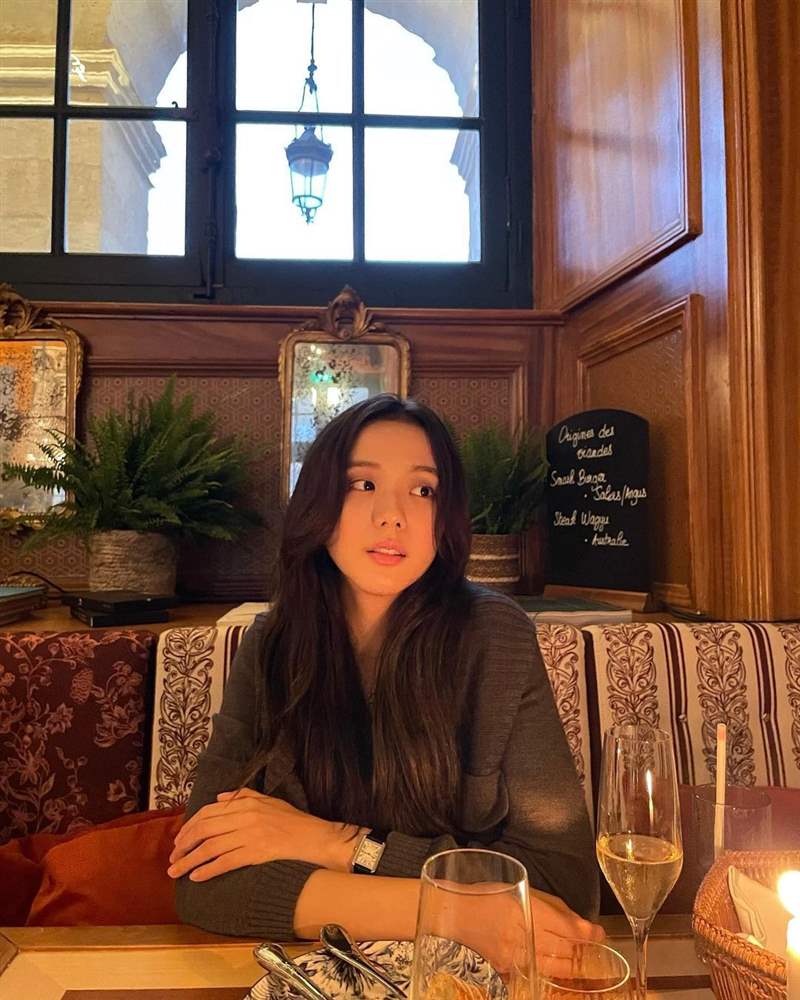 Jisoo私服珠寶手表造型特搜！「卡地亞Tank表、LOVE戒指」打造都會(huì)個(gè)性范本-復(fù)刻表