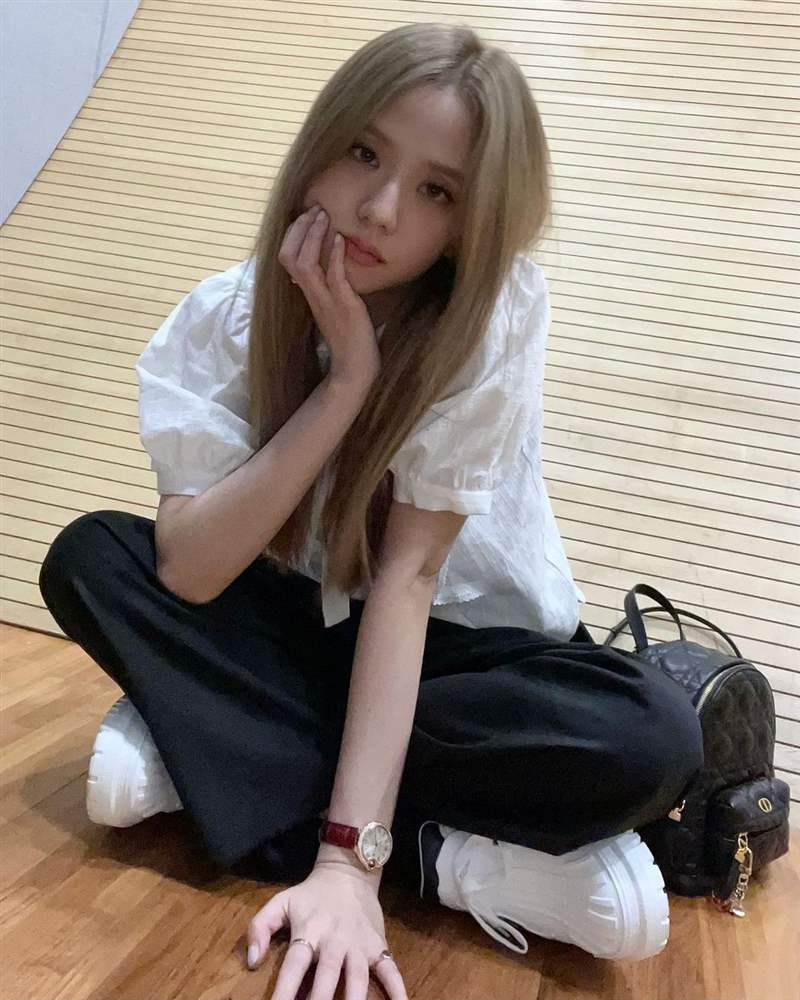 Jisoo私服珠寶手表造型特搜！「卡地亞Tank表、LOVE戒指」打造都會(huì)個(gè)性范本-復(fù)刻表