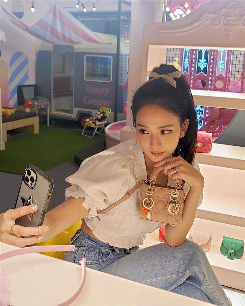 Jisoo私服珠寶手表造型特搜！「卡地亞Tank表、LOVE戒指」打造都會(huì)個(gè)性范本-復(fù)刻表