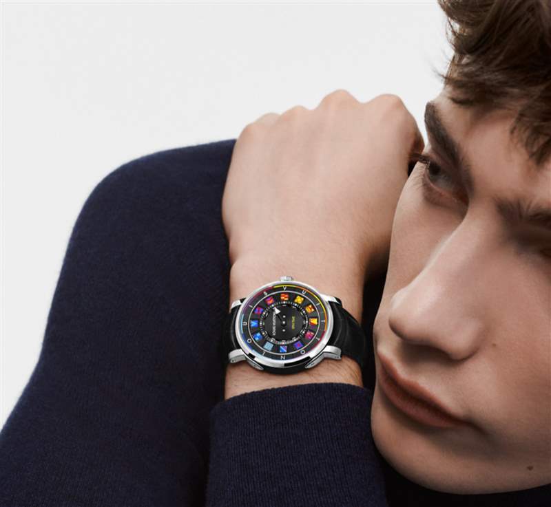 LV鋼殼手表二連發(fā)招牌翻轉(zhuǎn)數(shù)字方塊創(chuàng)新吸睛銀灰、彩色應(yīng)百客-復(fù)刻表