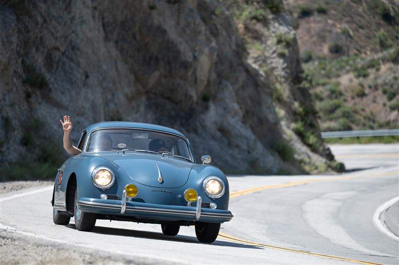 駕駛California Mille 復(fù)古跑車?yán)惖囊惶?，佩戴蕭邦腕?復(fù)刻表