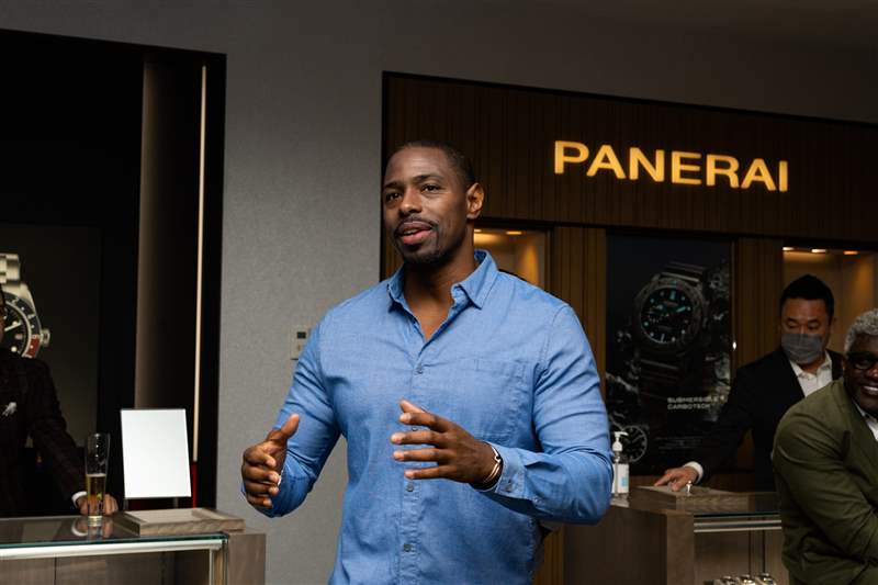 照片報道這群人聚集在一起慶祝通過黑人文化的鏡頭收集手表-復(fù)刻表