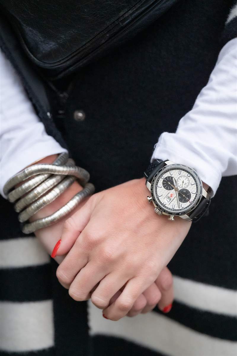 駕駛California Mille 復(fù)古跑車?yán)惖囊惶?，佩戴蕭邦腕?復(fù)刻表