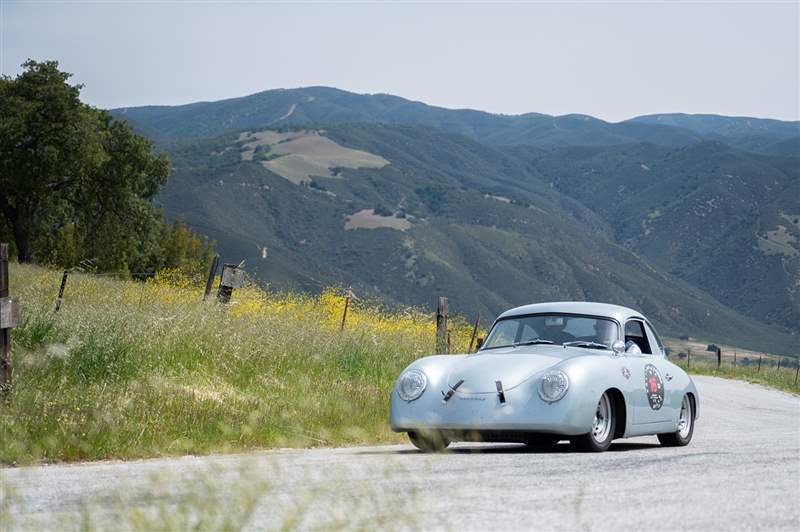 駕駛California Mille 復(fù)古跑車?yán)惖囊惶?，佩戴蕭邦腕?復(fù)刻表