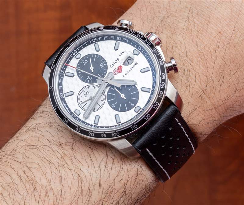 駕駛California Mille 復(fù)古跑車?yán)惖囊惶?，佩戴蕭邦腕?復(fù)刻表