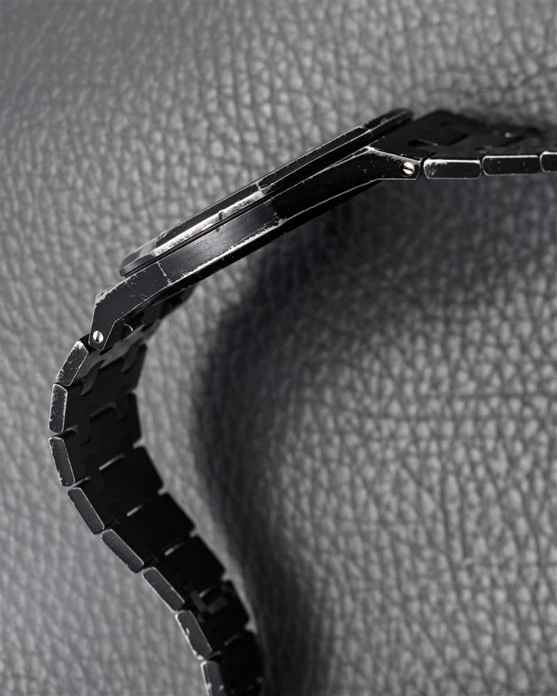 香奈兒設(shè)計師和哥特勛爵卡爾·拉格斐佩戴的皇家橡樹-復(fù)刻表