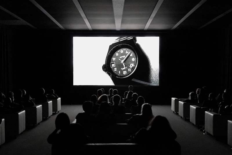 時間文化這個聰明的在線“文學時鐘”是由杰克·凱魯亞克、弗吉尼亞·伍爾夫和村上春樹驅動的-復刻表