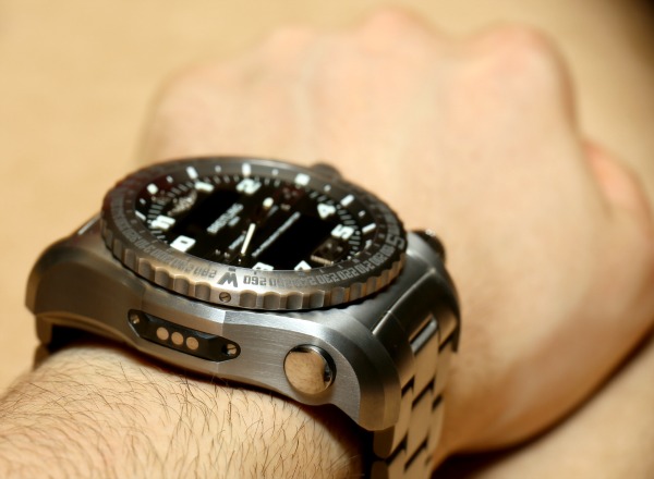 百年靈Emergency II動(dòng)手實(shí)踐:腕表中真正的全球救援燈塔-復(fù)刻表