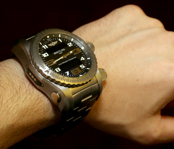 百年靈Emergency II動(dòng)手實(shí)踐:腕表中真正的全球救援燈塔-復(fù)刻表