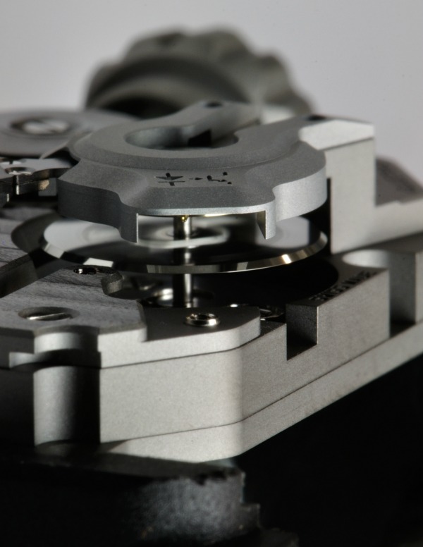 Urwerk鼓勵對EMC手表機(jī)芯進(jìn)行過分精確的修補(bǔ)-復(fù)刻表