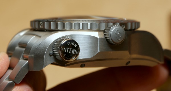 百年靈Emergency II動(dòng)手實(shí)踐:腕表中真正的全球救援燈塔-復(fù)刻表