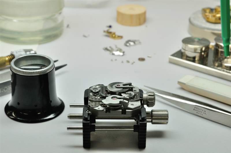 Urwerk鼓勵對EMC手表機(jī)芯進(jìn)行過分精確的修補(bǔ)-復(fù)刻表