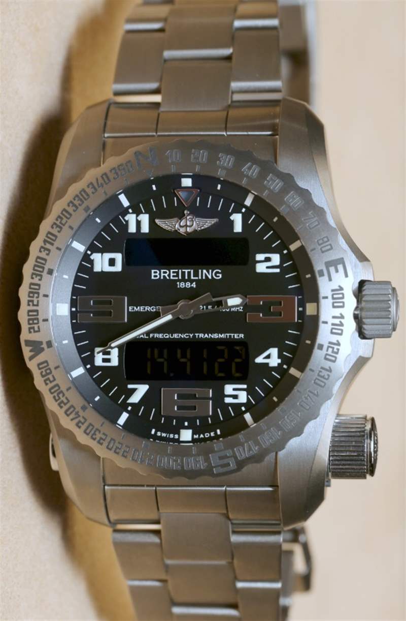 百年靈Emergency II動(dòng)手實(shí)踐:腕表中真正的全球救援燈塔-復(fù)刻表