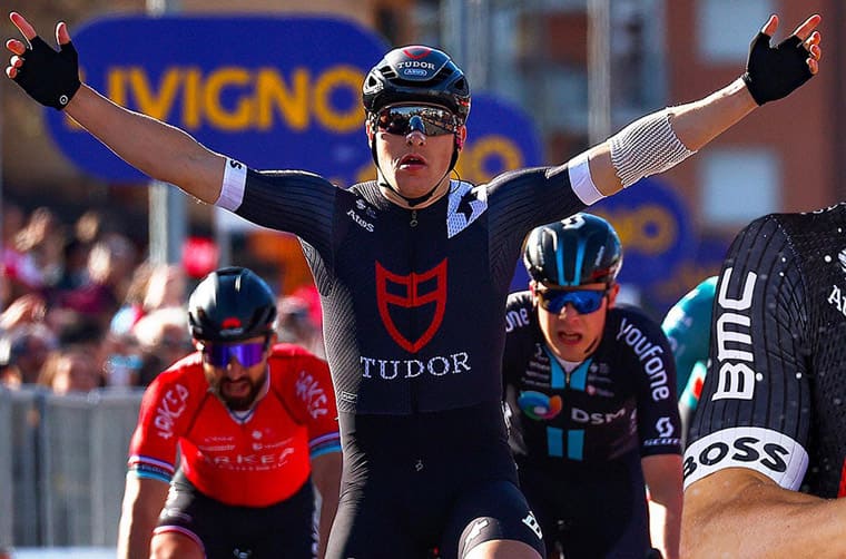 帝舵自行車(chē)隊(duì)摘下隊(duì)史首座職業(yè)賽冠軍車(chē)手戴特制Black Bay領(lǐng)獎(jiǎng)-復(fù)刻表