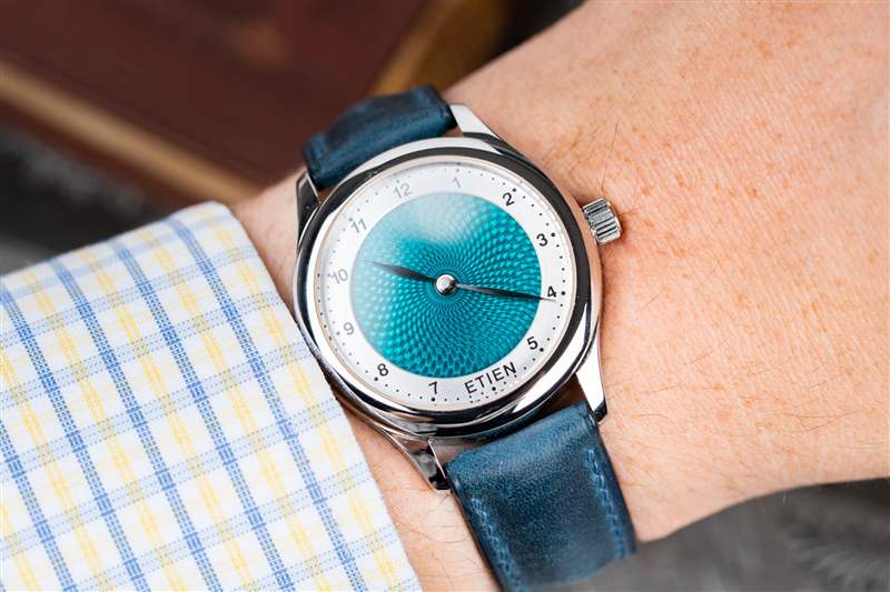 手表評(píng)論:帶有Flinqué琺瑯表盤(pán)的Etien T02-復(fù)刻表